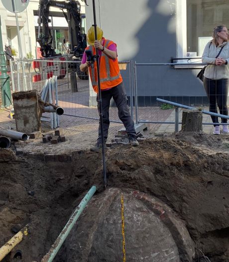 Oude waterput ontdekt in Doesburg: er komt van alles naar boven tijdens werk in oude binnenstad