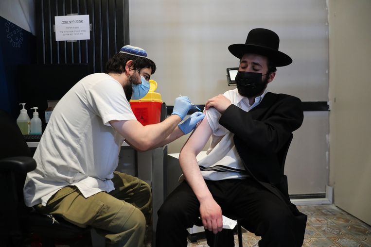 Het onderzoek op basis waarvan Israëliërs voor een derde keer worden gevaccineerd, rammelt aan alle kanten, betogen de wetenschappers. Beeld EPA