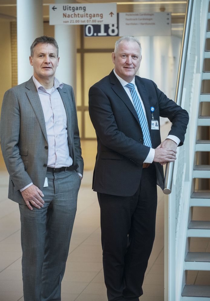 Wolter Odding, lid van RvB ( links) en Ton Ruikes, bestuursvoorzitter ZGT.