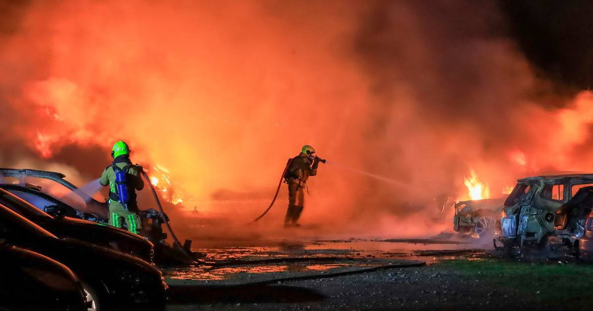 Tientallen auto’s verwoest bij grote brand op parkeerplaats voor reizigers Schiphol