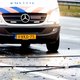 Dak waait van dubbeldekker op A8