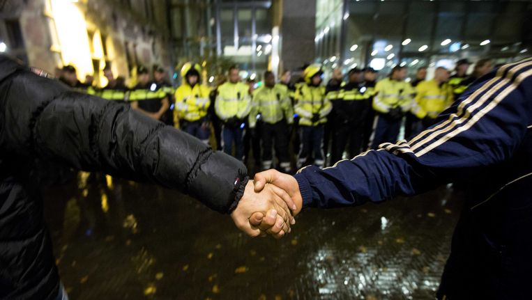 Er is extra politie op de been om te voorkomen dat Koerden vandaag opnieuw de hal van de Tweede Kamer binnendringen. Beeld ANP