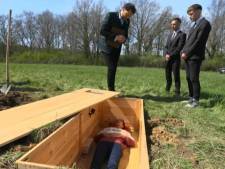 Des candidats enterrés vivants: une épreuve de l’émission “Les Traîtres” choque en France