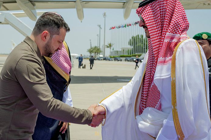 De vice-gouverneur van Mekka, prins Badr bin Sultan bin Abdulaziz, verwelkomt Zelensky.