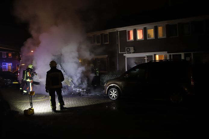 Autobrand in de Karekietstraat in Gouda.