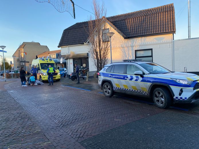 Een scooterrijdster, met vers rijbewijs op zak, ging maandagmiddag hard onderuit in Putten en moest vervolgens lang wachten tot de ambulance haar thuis bracht.