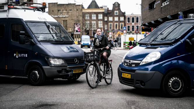 Ondanks politieblokkade meer tractoren dan toegestaan bij provinciehuis Groningen, protest voorbij