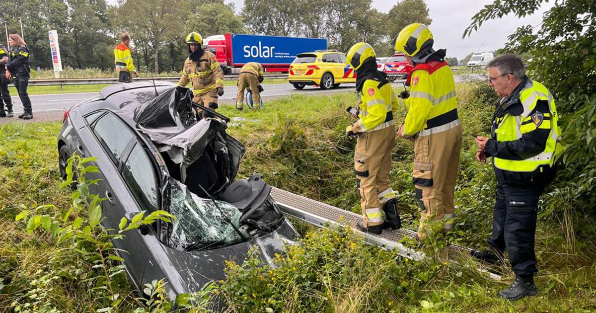Ernstig ongeval bij Schaijk: auto belandt in greppel langs de A50, traumaheli vliegt uit.