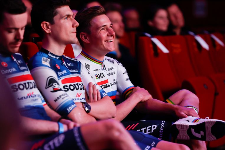 Wereldkampioen Remco Evenepoel, hier naast Louis Vervaeke, woont de ploegvoorstelling van Soudal-QuickStep bij in De Panne. Beeld Photo News
