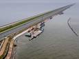 Dronefoto van werkzaamheden aan de Afsluitdijk. De grootscheepse renovatie van de dijk tussen Noord-Holland en Friesland duurt een aantal jaren.
