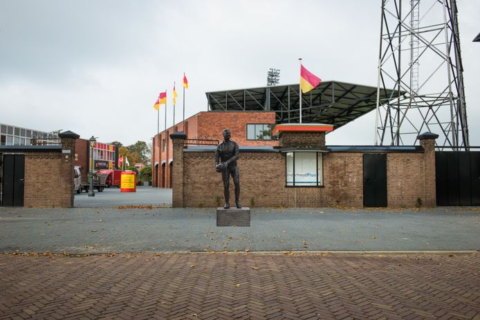 Op deze plek komt het standbeeld. Het uiteindelijke beeld ziet er iets anders uit dan deze impressie, met Leo Halle staande op één been.