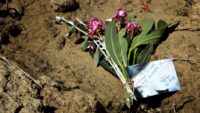 Op de plek waar de Spaanse politie de lichamen heeft aangetroffen liggen bloemen uit Nederland. Beeld ANP