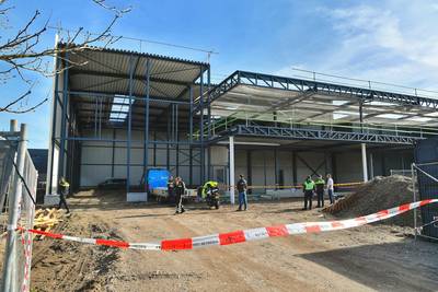 Man geraakt door betonplaat bij bouwwerkzaamheden in Budel, met spoed naar ziekenhuis gebracht