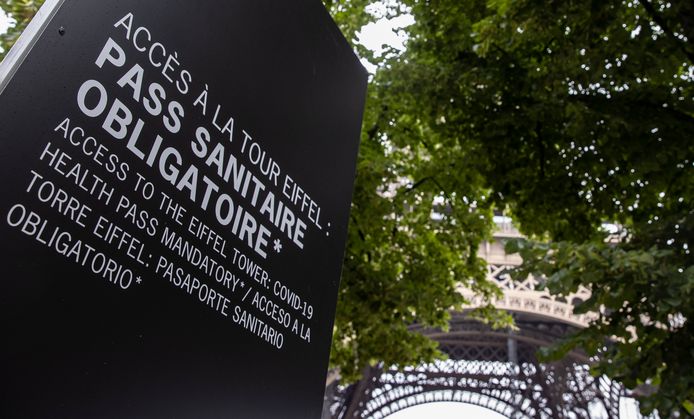 Een bord waarschuwt voor dat een coronapas verplicht is voor het bezoeken van de Eiffeltoren in Parijs. (27/07/2021)