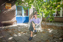 Leela Deretta op haar hangplek op het schoolplein van de voormalige Kloetingseschool.