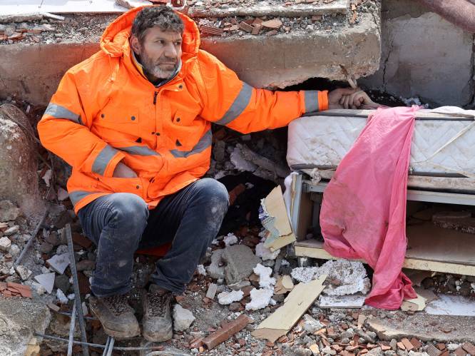 Man die zijn dochter niet kon loslaten woont drie weken na de beving in Ankara: “Ze sliep als een engel”