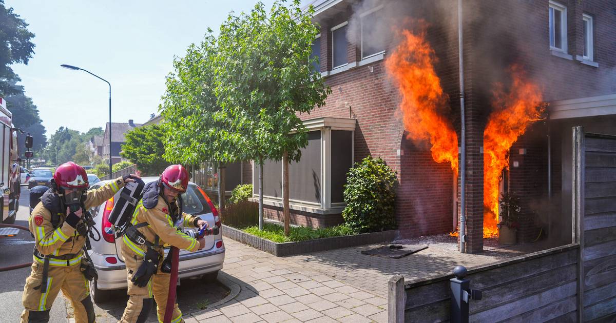 Vlammen slaan uit woning in Heeze, bewoner reageert geschrokken: ‘Dit is gewoon shit’