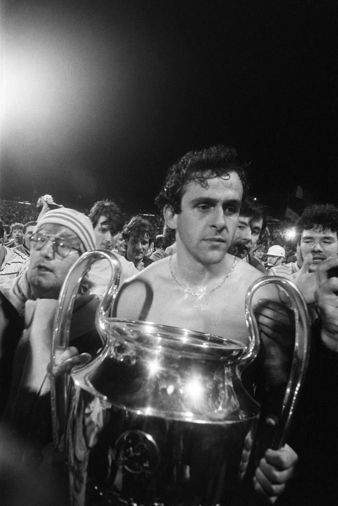 Matchwinner Michel Platini met de Europa Cup 1 in 1985.