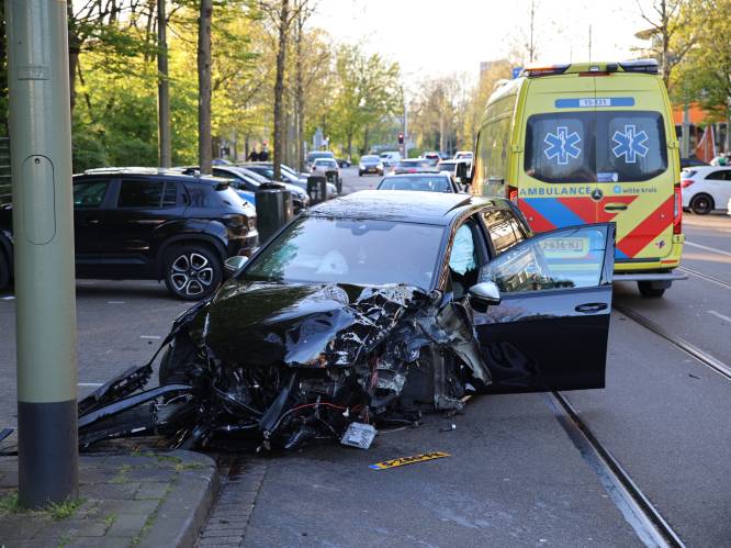 Ravage bij ongeval in Den Haag: bestuurder gewond, auto total-loss