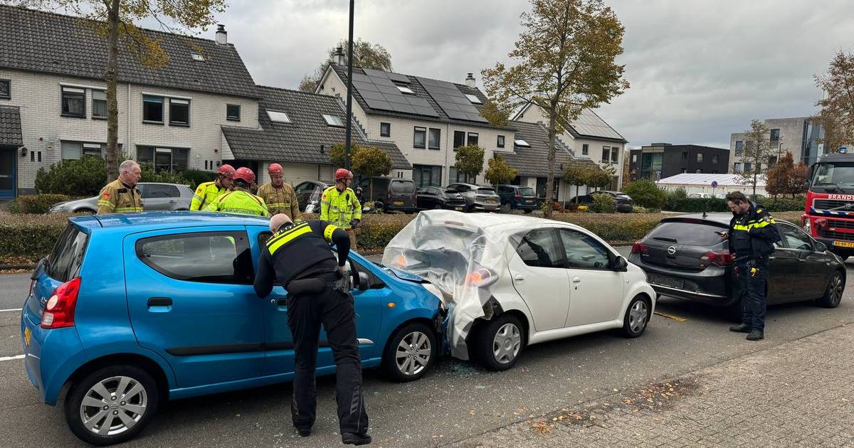 Twee gewonden door kettingbotsing in Apeldoorn: weg in beide richtingen dicht.