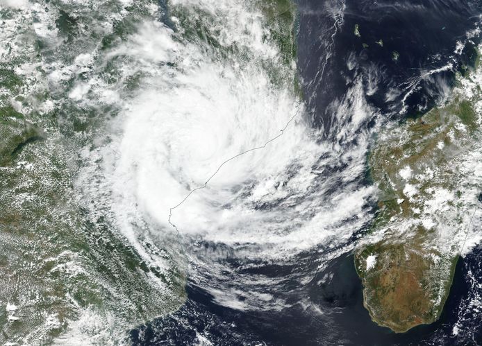 Een satellietbeeld van NASA's Worldview-applicatie van cycloon Freddy boven Mozambique.