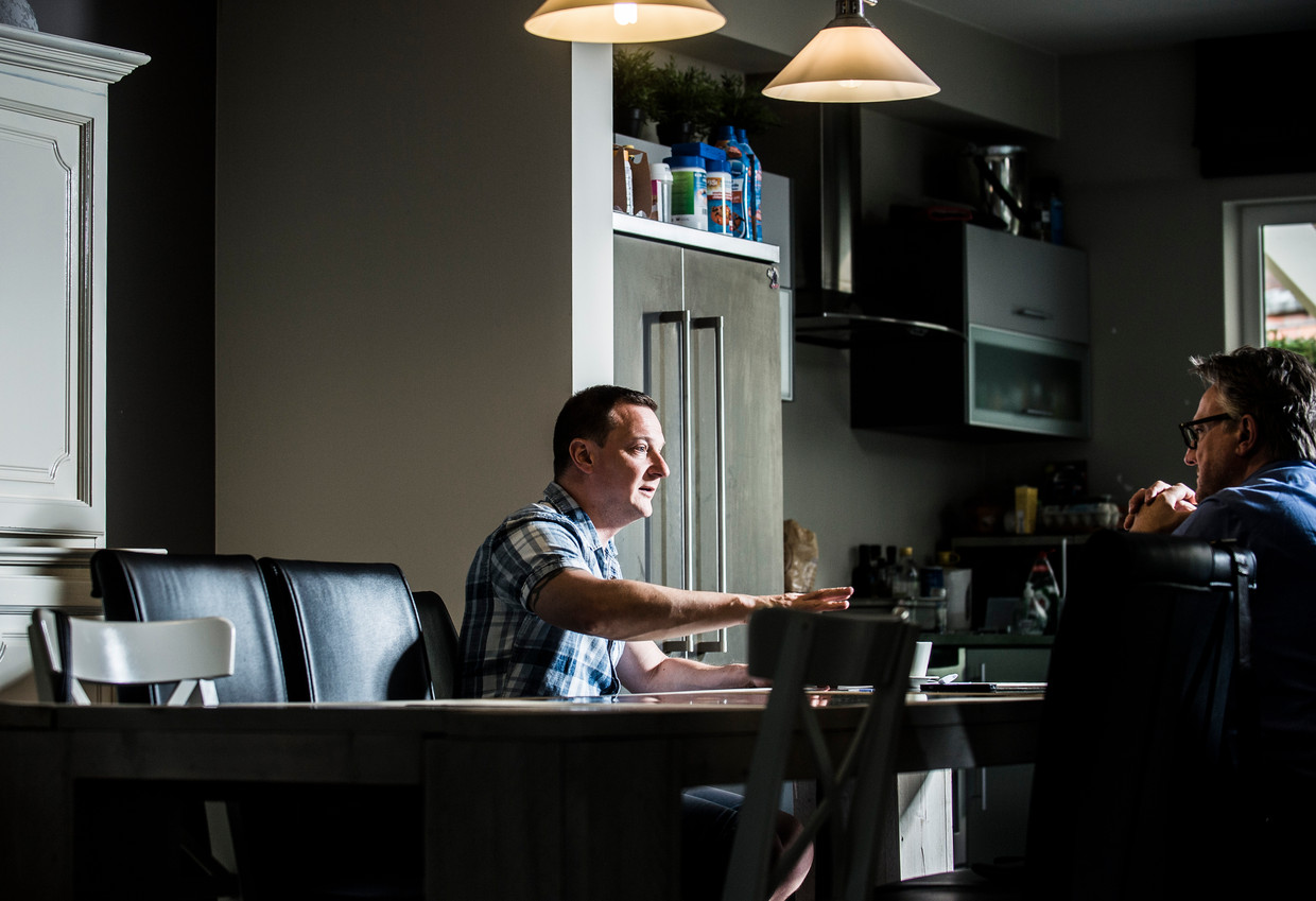 Bart De Bie in gesprek met Joël De Ceulaer: 'Ik ben trouwens ook veroordeeld voor het aanzetten tot racistische uitspraken. Ze hebben mij gepakt op alles wat ze maar konden bedenken.'
 Beeld Karel Duerinckx