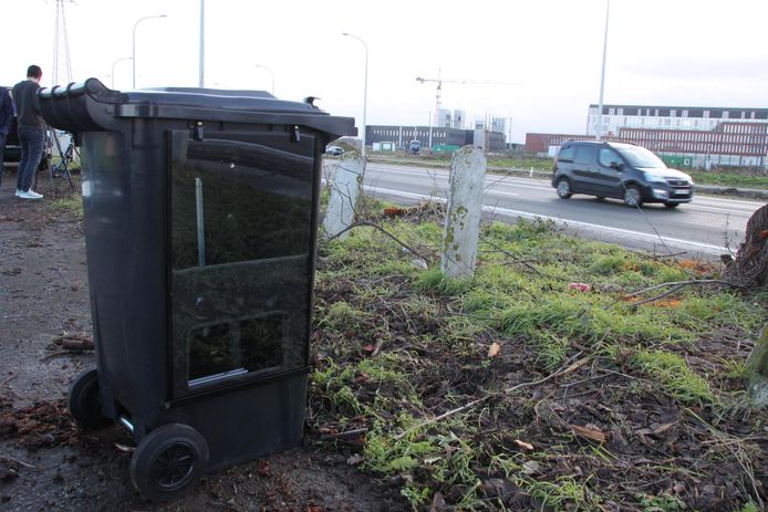 In dergelijke vuilnisbak steekt een flitscamera van politiezone RIHO.