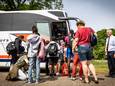 In heel het land wordt gevochten om touringcars voor schoolreisjes. Deze kinderen in Overijssel konden nog wel op pad.