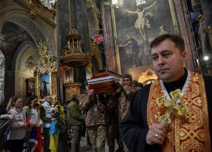 Oekraïense militairen dragen de kist met het lichaam van Tseng Sheng-guang de kerk in Lviv binnen.