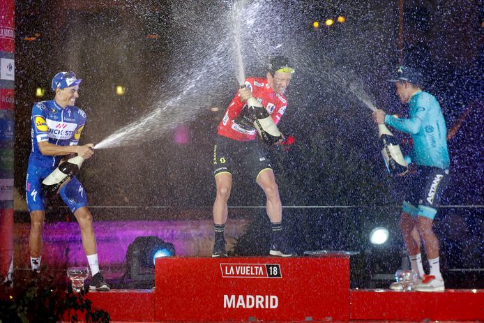 Yates met Mas (l) en Lopez Moreno op het eindpodium van de Vuelta.