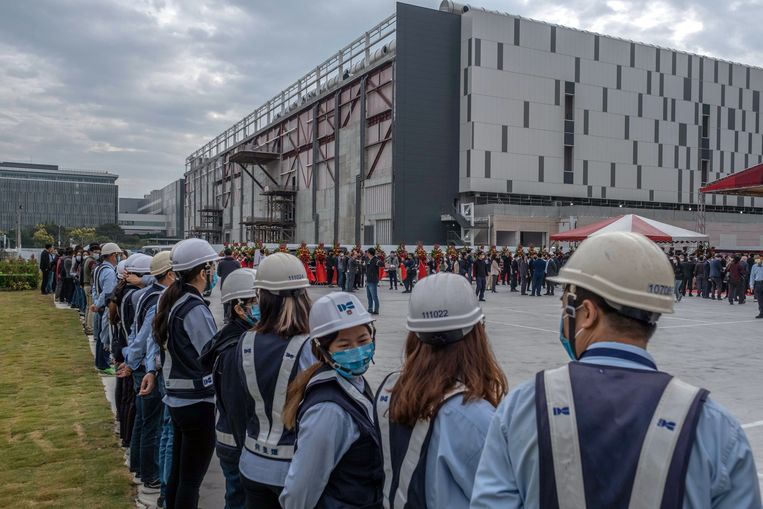 Medewerkers van TSMC blazen verzamelen. Het Taiwanese bedrijf is een wereldspeler in chipproductie. Beeld Bloomberg via Getty Images