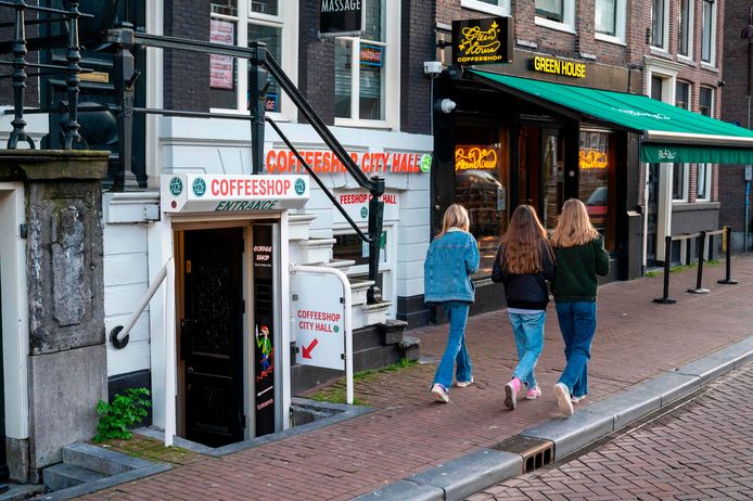 Voetgangers lopen langs coffeeshops in het centrum van Amsterdam. Burgemeester Femke Halsema stelde op 8 januari aan haar gemeenteraad voor om toeristen te verbannen uit de beroemde cannabis-coffeeshops in haar stad. De vele toeristen die Amsterdam jaarlijks bezoeken kwamen alleen om de drug te consumeren. Dergelijke ‘cannabistoeristen’ waren een plaag geworden, aldus Halsema.