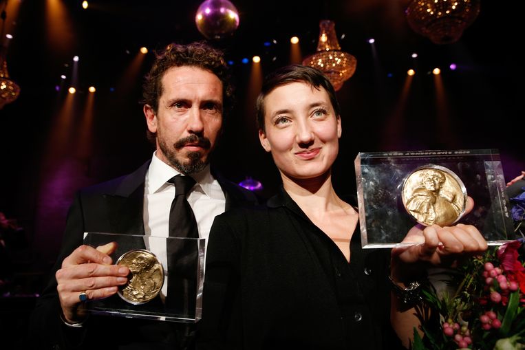 Abke Haring (R) met de Theo d'Or voor de beste vrouwelijke hoofdrol en Jacob Derwig met de Louis d'Or voor de beste mannelijke hoofdrol tijdens de uitreiking van de toneelprijzen in de Stadsschouwburg (2014). Beeld ANP Kippa
