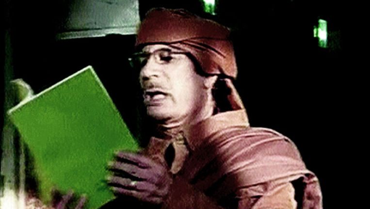 De Libische leider Kadafi leest uit zijn groene boek. Beeld 