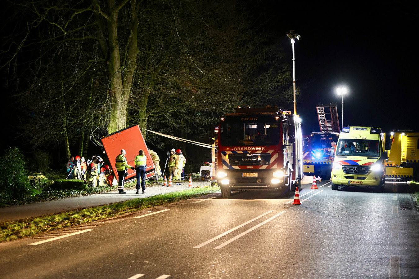 Bakwagen knalt op boom bij Bant, bestuurder moet uit verwrongen cabine ...