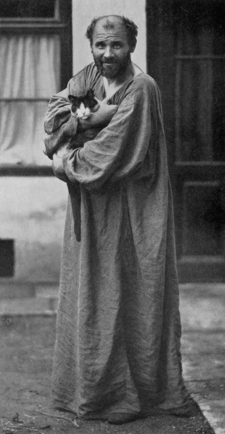 Gustav Klimt (1862 - 1918) was een kattenliefhebber. Hij droeg meestal een lange tuniek.  Beeld Getty 