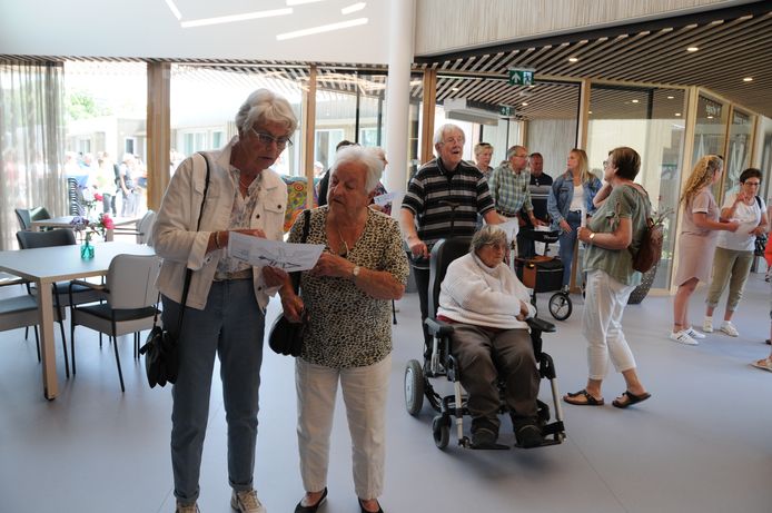Bezoekers bekijken een plattegrond om de weg te vinden in het nieuwe verzorgingstehuis Zierik7 in Zierikzee. Zo'n duizend mensen zijn woensdagmiddag nieuwsgierig naar de 'nieuwe Cornelia'.