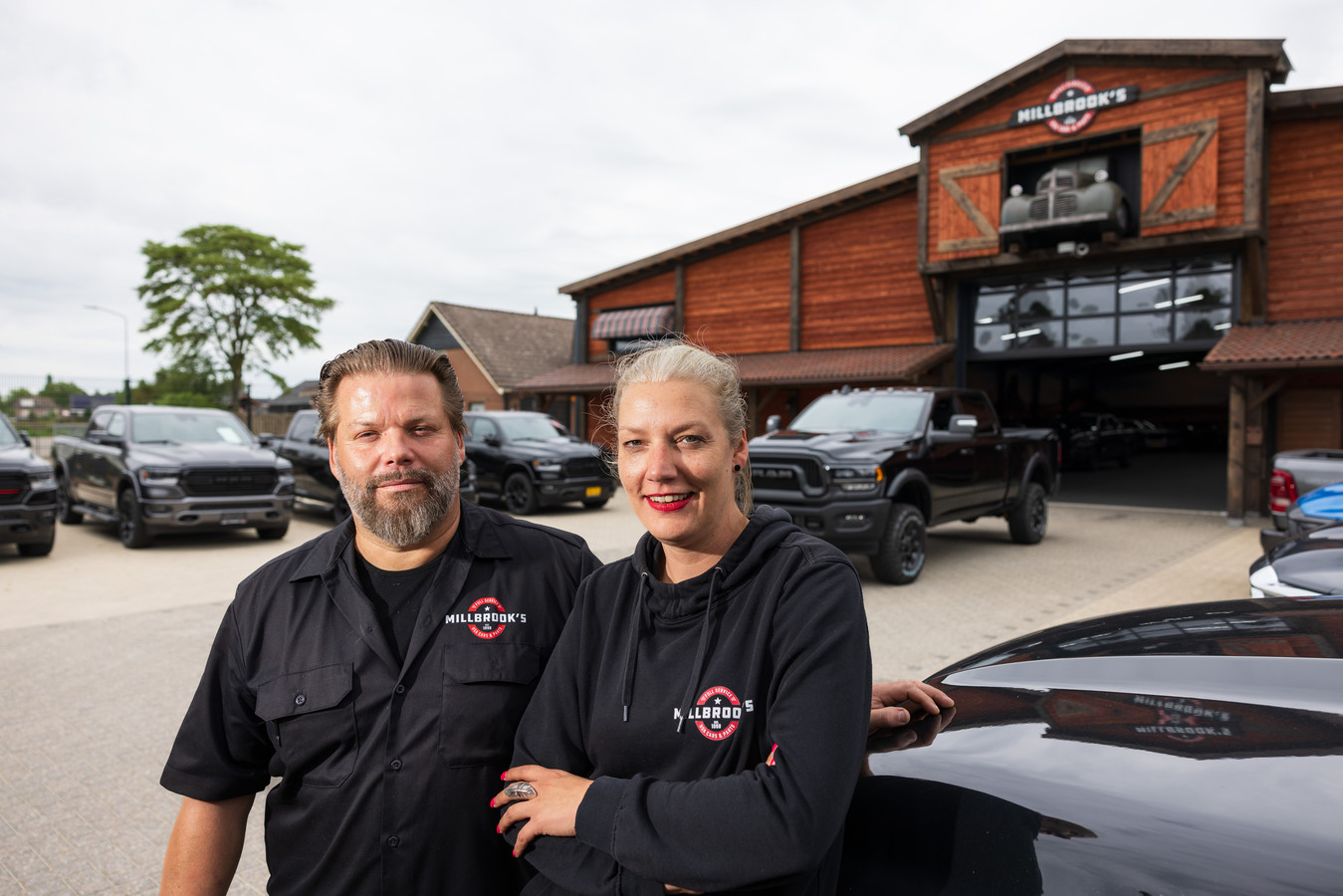 Wie stak bedrijf met Amerikaanse pickuptrucks in brand? Die vraag