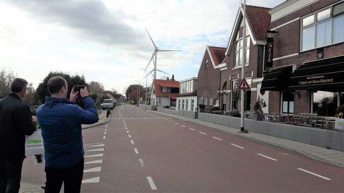 Deelnemers aan de excursie maken in Nieuw-Beijerland foto's voor het thuisfront