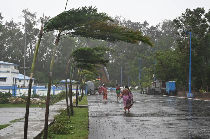 Cycloon Yaas komt aan land in het oosten van India. Ruim 2 miljoen mensen werden geëvacueerd.