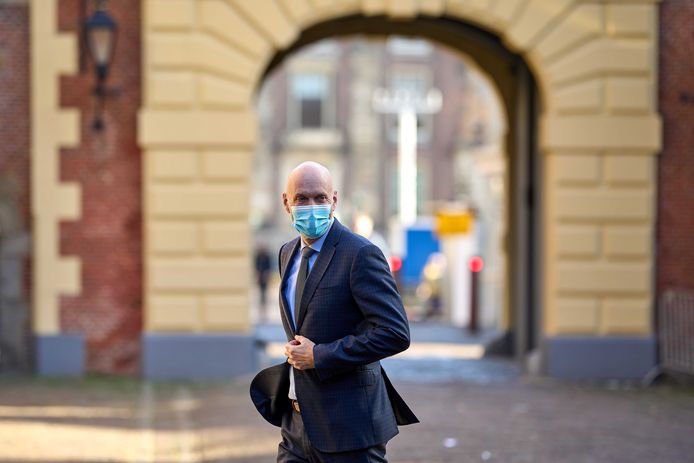 Ernst Kuipers, minister van Volksgezondheid, Welzijn en Sport bij aankomst op het Binnenhof voor de wekelijkse ministerraad.