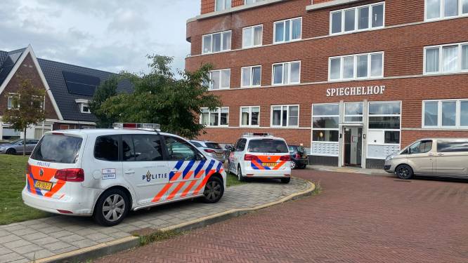 Twee aangetroffen doden hebben volgens politie al langere tijd in galerijflat in Nijmegen gelegen