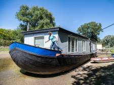 Woonboot van Henriëtte ligt wéér op het droge: ‘Voor de schilders is het handig, maar leuk is anders’