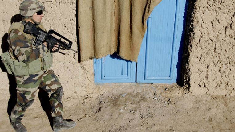 Een Nederlandse ISAF-eenheid maakt een voetpatrouille in Tarin Kowt (ANP) Beeld 