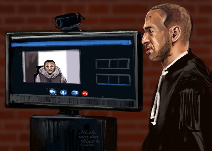 Verdachte W.C. keek mee vanuit de gevangenis, terwijl haar advocaat Gerald Roethof tevergeefs vroeg om haar voorlopig vrij te laten. Geëmotioneerde familieleden keken in de rechtszaal mee.