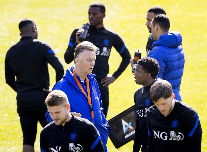 Louis van Gaal kan vanaf maandag weer aan de slag met de spelers van Oranje.