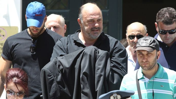 Achilleas Beos (midden), eigenaar van Olympiakos Volos, werd in juni gearresteerd. © ARCHIEF AFP