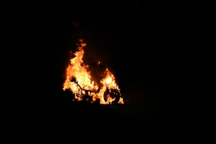 In een speeltuintje aan de Arienshof in Almelo stond rond 22.00 uur een scooter in brand.