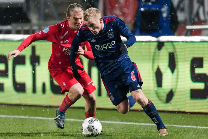 Jeroen van der Lely in duel met Donny van de Beek.