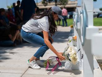 Meghan Markle legt bloemen neer voor overleden kinderen van schietpartij